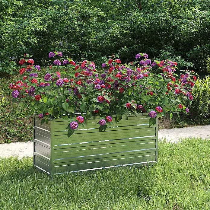 Furnicato Hochbeet - 100 x 40 x 45 cm, Stahl, Silber - Grüner Metall-Pflanzkasten mit Lamellendesign, gefüllt mit bunten roten und lila Blumen, in einem Garten.