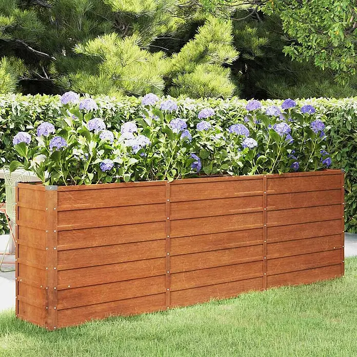Furnicato Hochbeet - 240 x 40 x 77 cm, Stahl, Braun - Brauner Holz-Pflanzkasten mit lila Hortensien im Garten.