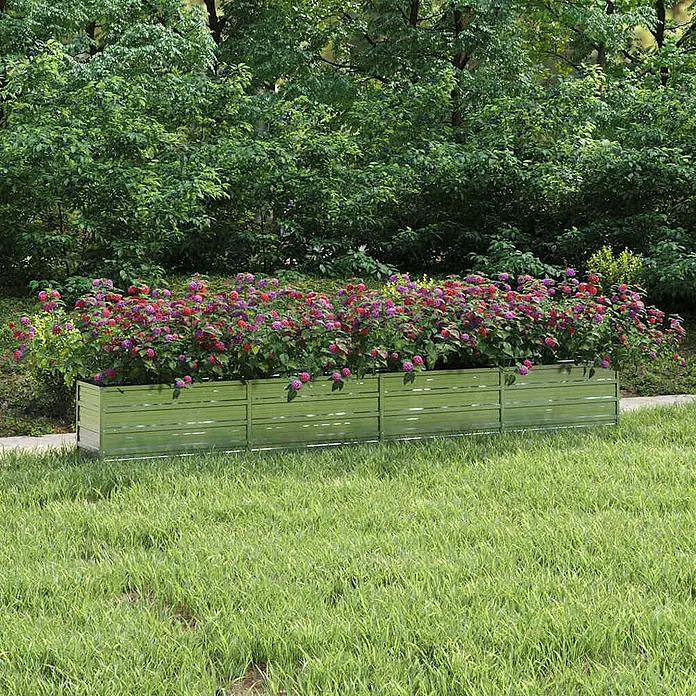 Furnicato Hochbeet - 320 x 40 x 45 cm, Stahl, Silber - Lange Reihe grüner Metall-Hochbeete mit bunten Blumen in einem Garten.