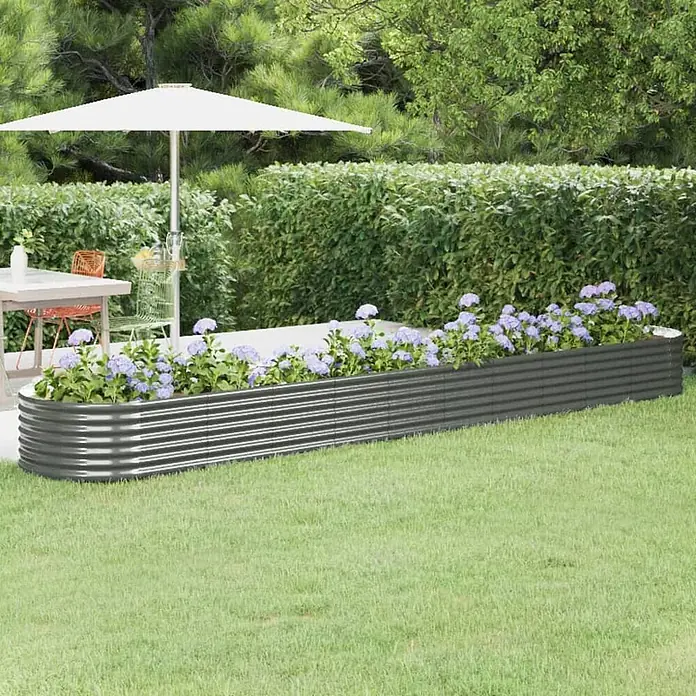 Furnicato Hochbeet - 440 x 80 x 36 cm, Stahl, Grau - Langes dunkelgraues Hochbeet aus Wellblech mit lila Blumen im Garten.
