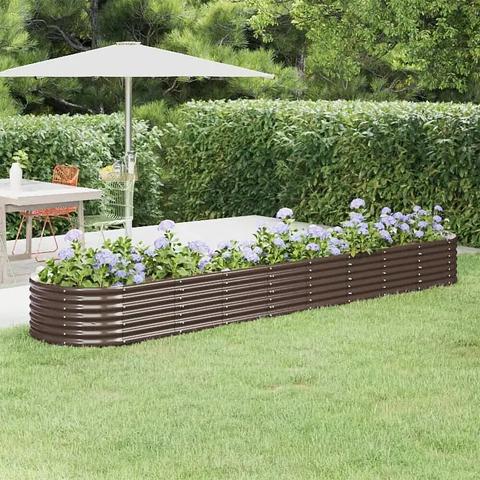 Furnicato Hochbeet - 368 x 80 x 36 cm, Stahl, Braun - Gebogenes braunes Hochbeet aus Wellblech mit lila Blumen auf Rasen neben einer Terrasse.