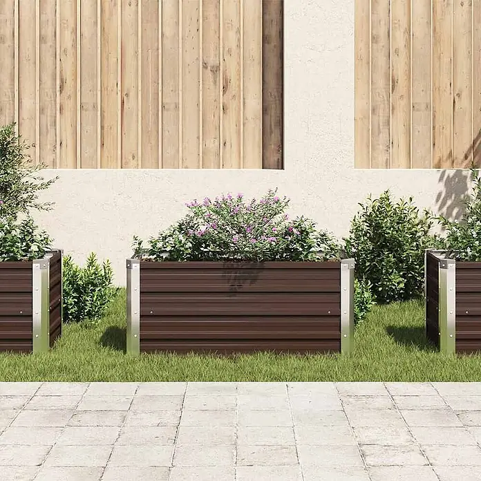 Furnicato Hochbeet - 40 x 100 x 45 cm, Stahl, Braun - Braunes, wellenförmiges Metall-Hochbeet mit silbernen Eckhalterungen, bepflanzt, im Garten.