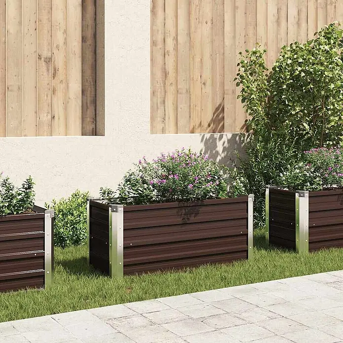 Furnicato Hochbeet - 40 x 100 x 45 cm, Stahl, Braun - Dunkelbraune Hochbeete aus Metall mit silbernen Stützen, bepflanzt mit Blumen, in einem Garten.