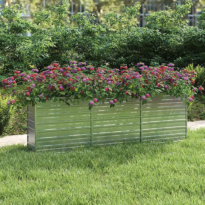 Furnicato Hochbeet - 240 x 40 x 77 cm, Stahl, Silber - Pflanzkasten aus verzinktem Stahl mit horizontalen Lamellen, gefüllt mit bunten roten, rosa und violetten Blumen im Garten.