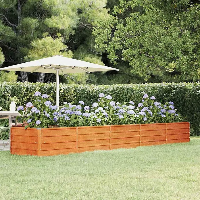 Furnicato Hochbeet - 400 x 80 x 45 cm, Stahl, Braun - Braunes Hochbeet aus Holz, gefüllt mit lila Hortensien, in einer Gartenumgebung.