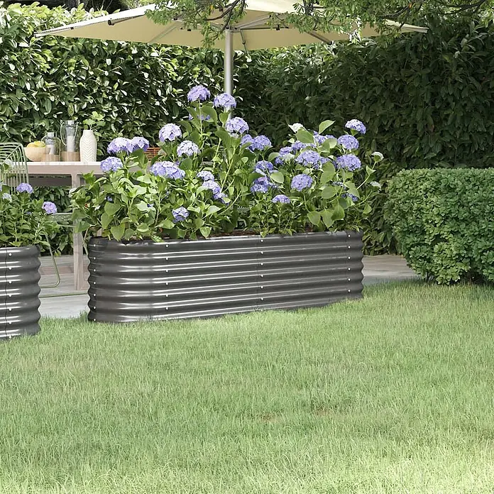 Furnicato Hochbeet - 152 x 40 x 36 cm, Stahl, Grau - Dunkelgraues Hochbeet aus Wellblech, gefüllt mit leuchtend lila Hortensien, in einem Garten.