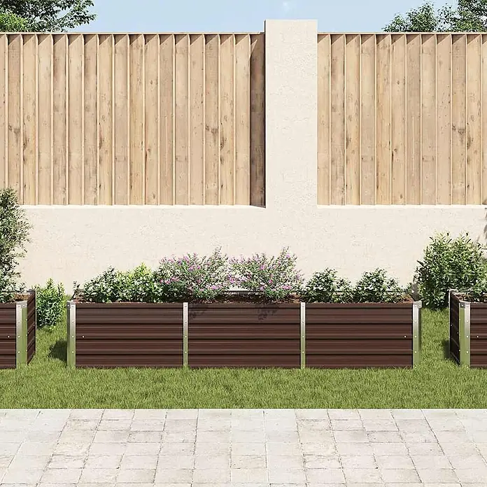 Furnicato Hochbeet verzinkter Stahl - 240 x 40 x 45 cm, Stahl, Braun - Braune Metall-Hochbeete mit silbernen Rahmen, bepflanzt, in einem Gartenarrangement.