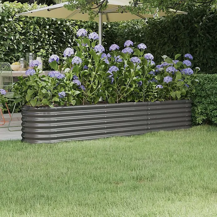 Furnicato Hochbeet - 224 x 40 x 36 cm, Stahl, Grau - Langes, dunkelgraues Hochbeet aus Wellblech mit lila Hortensien, im Garten auf einem Rasen.