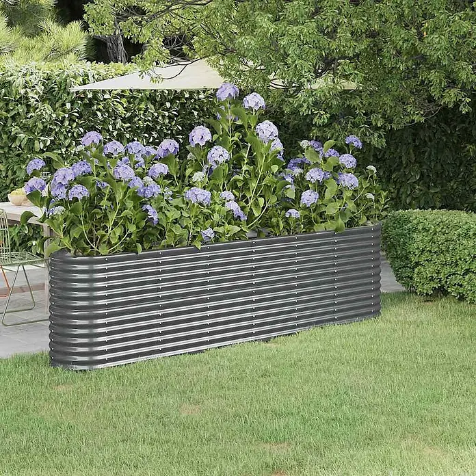 Furnicato Hochbeet - 260 x 40 x 68 cm, Stahl, Anthrazit - Dunkelgraues Hochbeet aus Wellblech, gefüllt mit lila Hortensien, in einem Garten.
