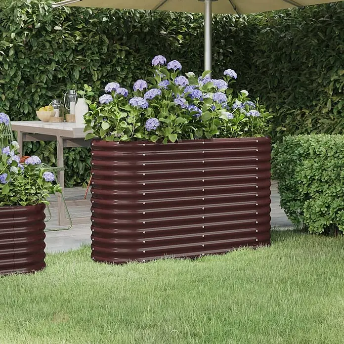 Furnicato Hochbeet - 114 x 40 x 68 cm, Stahl, Braun - Großes, rechteckiges, dunkelbraunes Hochbeet aus Wellblech, gefüllt mit lila Hortensien, im Garten.