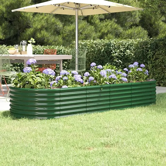 Furnicato Hochbeet - 224 x 80 x 36 cm, Stahl, Grün - Langes grünes Hochbeet aus Wellblech mit lila Blumen in einem sonnigen Garten.
