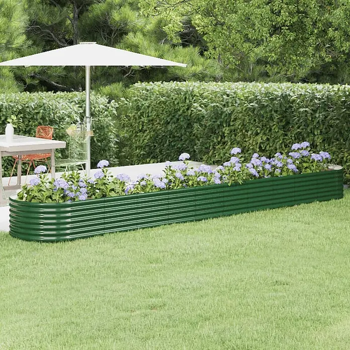 Furnicato Hochbeet - 440 x 80 x 36 cm, Stahl, Grün - Grün gewelltes Metall-Hochbeet, mit lila Blumen gefüllt, auf Rasen neben einer Terrasse.