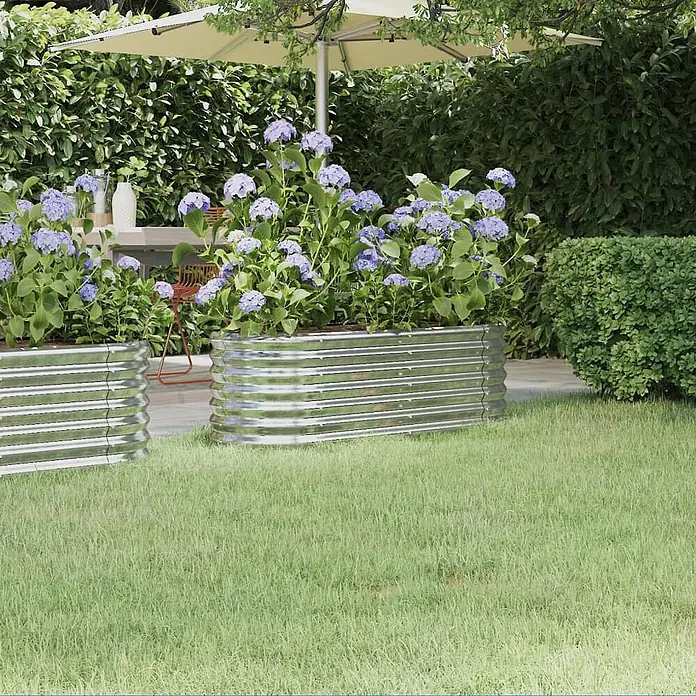 Furnicato Hochbeet - 114 x 40 x 36 cm, Stahl, Silber - Zwei silberne Hochbeete aus gewelltem verzinktem Stahl, bepflanzt mit lila Hortensien im Garten.