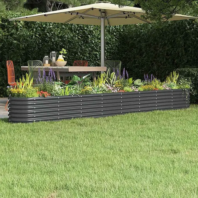 Furnicato Hochbeet - 332 x 40 x 36 cm, Stahl, Anthrazit - Dunkelgraues Hochbeet aus Wellblech, gefüllt mit bunten Pflanzen und Blumen, in einem lebhaften Garten.