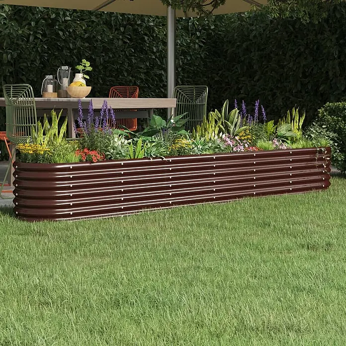 Furnicato Hochbeet - 260 x 40 x 36 cm, Stahl, Braun - Großes, dunkelbraunes Hochbeet aus Wellblech, gefüllt mit verschiedenen Pflanzen und Blumen in einem Garten.