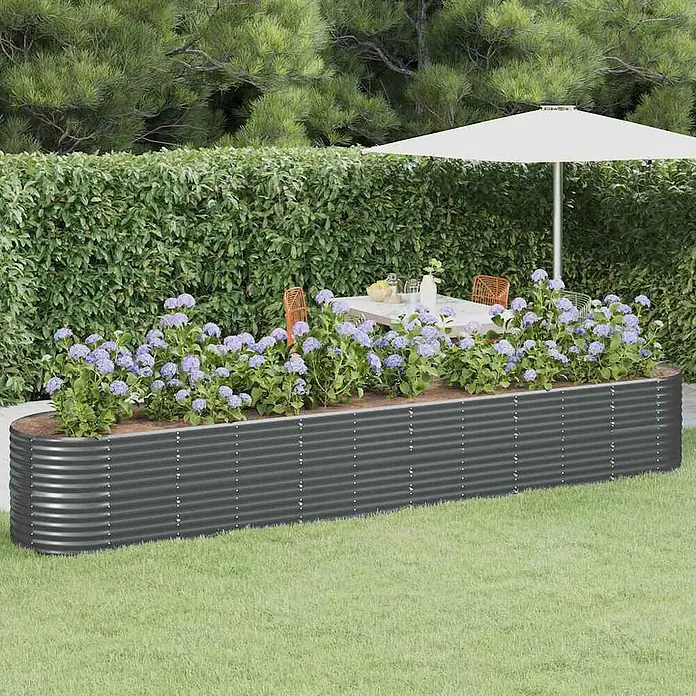 Furnicato Hochbeet - 440 x 80 x 68 cm, Stahl, Anthrazit - Langes, dunkelgraues Hochbeet aus Wellblech, gefüllt mit lila Blumen, in einem Garten.