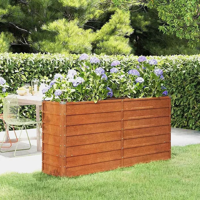 Furnicato Hochbeet - 160 x 40 x 77 cm, Stahl, Braun - Großer brauner Holz-Pflanzkübel mit lila Hortensien, im Garten neben einem Terrassentisch.