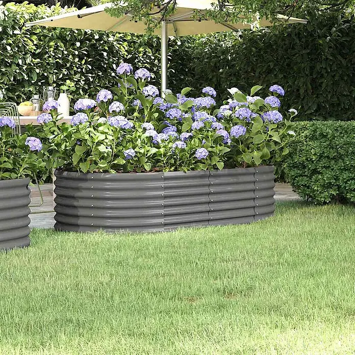 Furnicato Hochbeet - 80 x 152 x 36 cm, Stahl, Grau - Dunkelgraues Hochbeet aus Wellblech mit lila Hortensien in einem Garten.