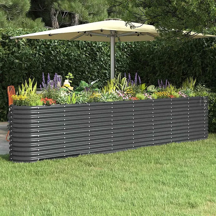 Furnicato Hochbeet - 332 x 40 x 68 cm, Stahl, Anthrazit - Langes, dunkelgraues Hochbeet aus Wellblech, gefüllt mit vielfältigen Pflanzen und Blumen, im Garten.