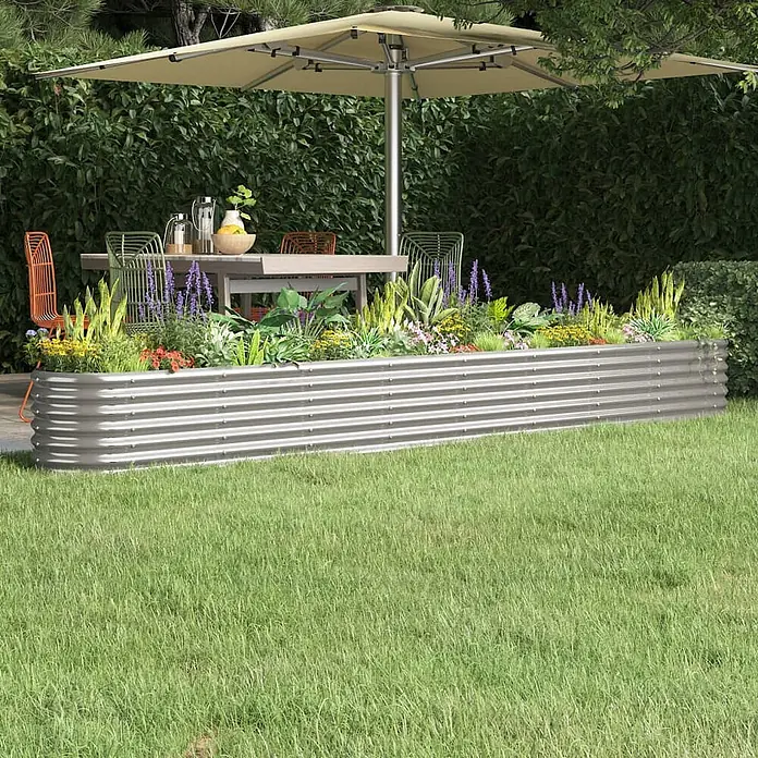Furnicato Hochbeet - 332 x 40 x 36 cm, Stahl, Silber - Langes Hochbeet aus verzinktem Stahl, bepflanzt mit Blumen und Kräutern, in einer Gartenumgebung.