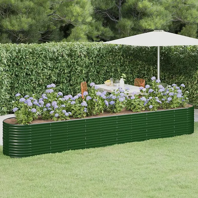 Furnicato Hochbeet - 440 x 80 x 68 cm, Stahl, Grün - Dunkelgrünes Wellblech-Hochbeet mit lila Blumen in einem Garten.
