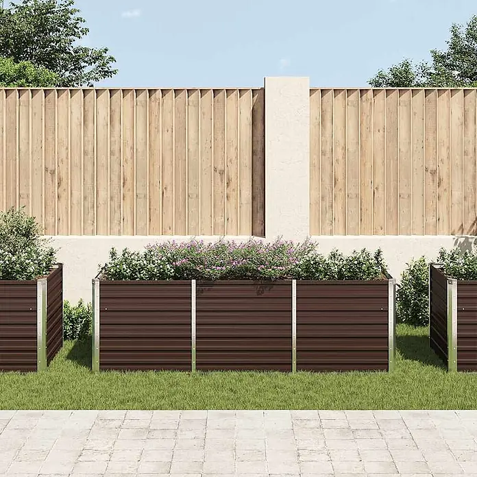 Furnicato Hochbeet - 240 x 80 x 77 cm, Stahl, Braun - Mehrere dunkelbraune Hochbeete aus Wellblech mit silbernen Stützen, bepflanzt, in einem Garten neben einem Weg.