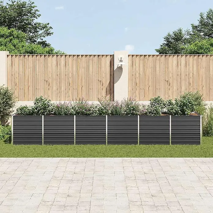 Furnicato Hochbeet - 480 x 80 x 77 cm, Stahl, Anthrazit - Dunkelgraues Hochbeet aus Wellblech mit silbernen Eckpfosten, bepflanzt, in einem Garten.