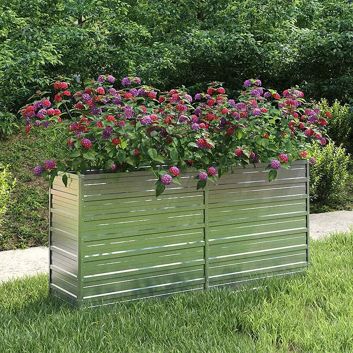 Furnicato Hochbeet - 40 x 160 x 77 cm, Stahl, Silber - Großes rechteckiges Metall-Pflanzgefäß mit Lattenmuster, gefüllt mit leuchtenden roten und violetten Blumen.