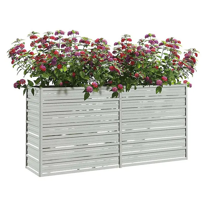 Furnicato Hochbeet - 40 x 160 x 77 cm, Stahl, Silber - Rechteckiger hellgrauer Latten-Pflanzkasten, gefüllt mit leuchtend roten und violetten Blütenpflanzen.