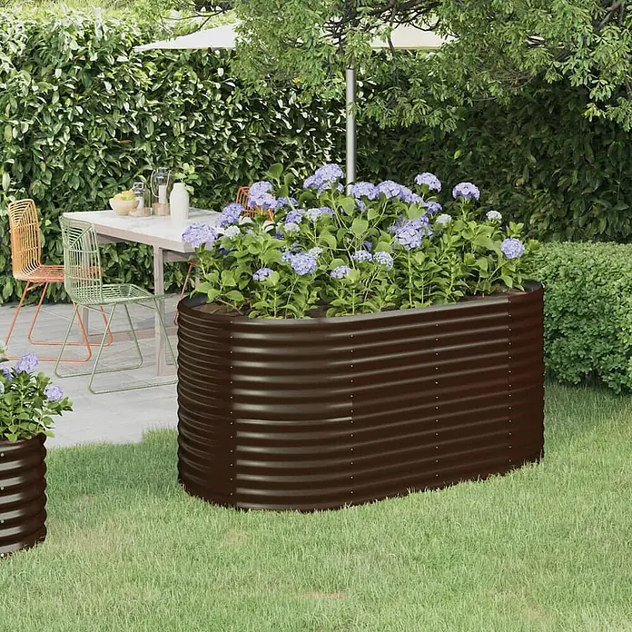 Furnicato Hochbeet oval, verzinkter Stahl, Braun, 152 x 80 x 68 cm -  - Großes, dunkelbraunes Hochbeet aus Wellblech mit hellvioletten Blumen, auf einem Rasen im Garten.