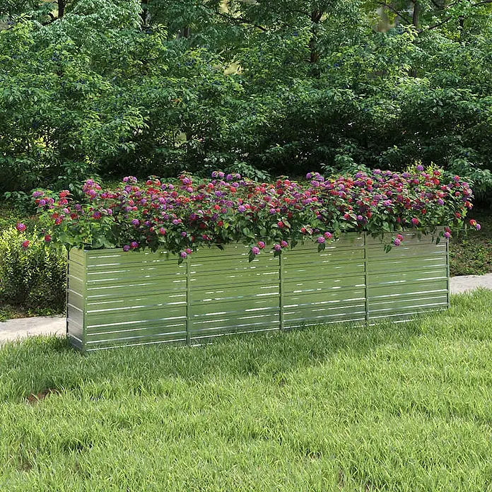 Furnicato Hochbeet - 320 x 40 x 77 cm, Stahl, Silber - Langes Pflanzgefäß aus verzinktem Stahl, gefüllt mit bunten Blumen in einer Gartenumgebung.