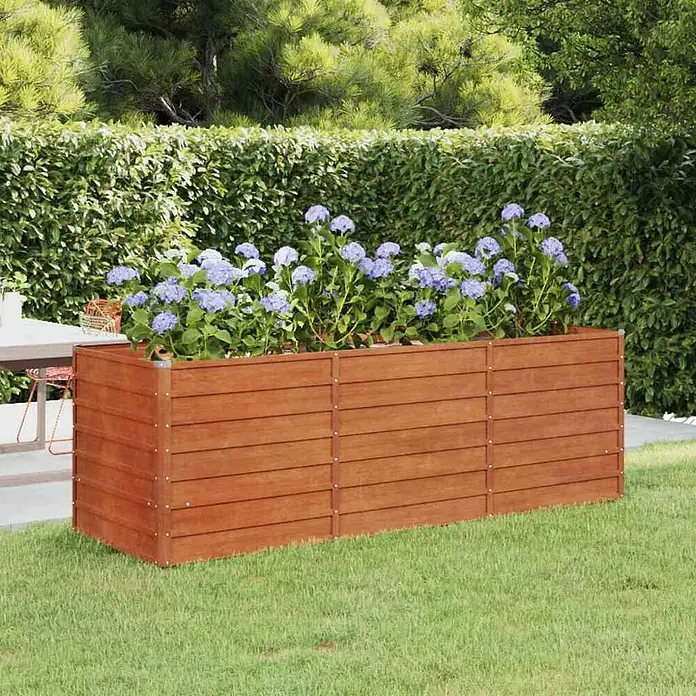 Furnicato Hochbeet - 240 x 80 x 77 cm, Stahl, Braun - Rechteckiges braunes Hochbeet aus Holz mit blauen Hortensien, im Garten platziert.