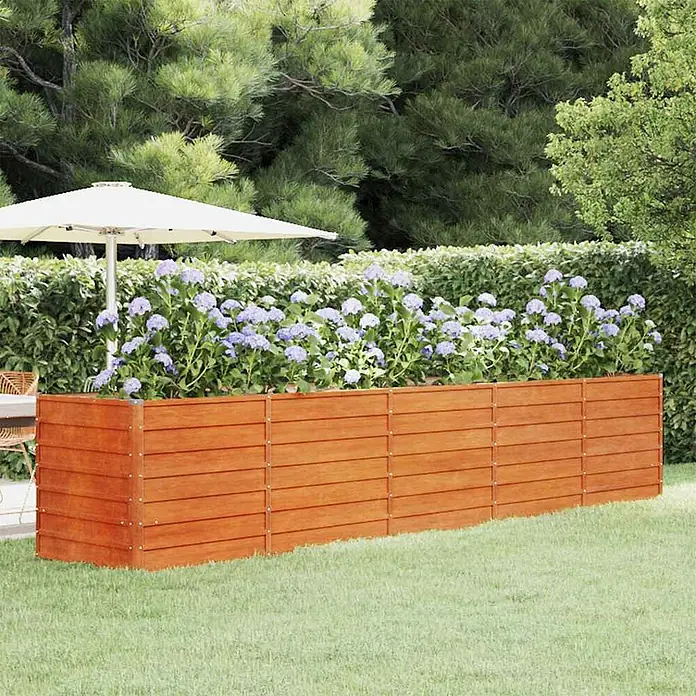 Furnicato Hochbeet - 400 x 80 x 77 cm, Stahl, Braun - Großes hölzernes Hochbeet in einem Garten, gefüllt mit lila Hortensien.