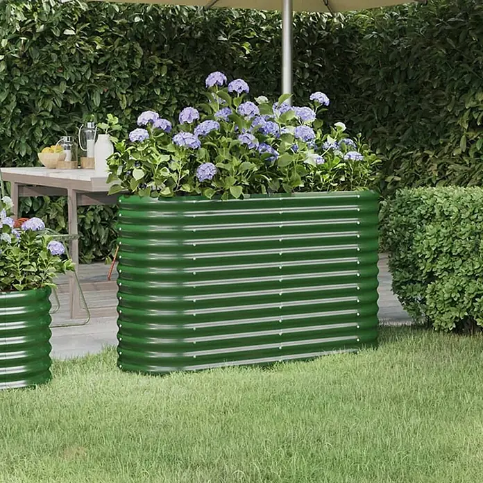 Furnicato Hochbeet - 114 x 40 x 68 cm, Stahl, Grün - Großes grünes Hochbeet aus Wellblech mit lila Hortensien in einem Garten.