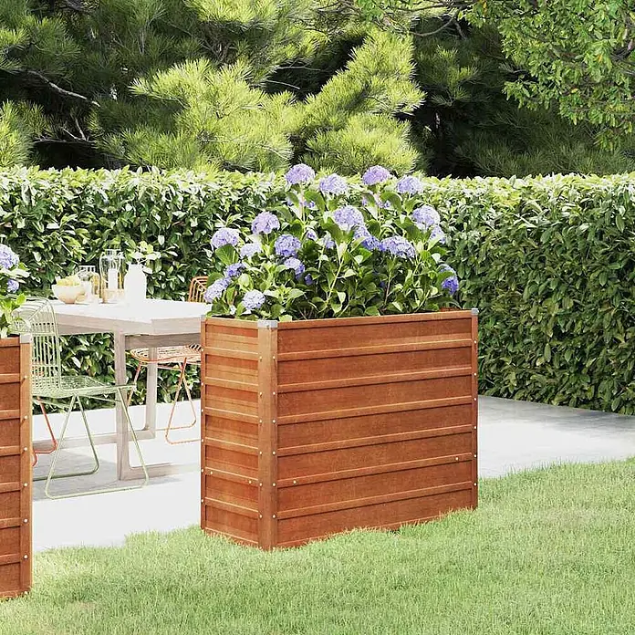 Furnicato Hochbeet - 100 x 40 x 77 cm, Stahl, Braun - Brauner Pflanzkasten aus Holz mit horizontalen Lamellen, gefüllt mit lila Hortensien, auf Rasen neben einer Terrasse.