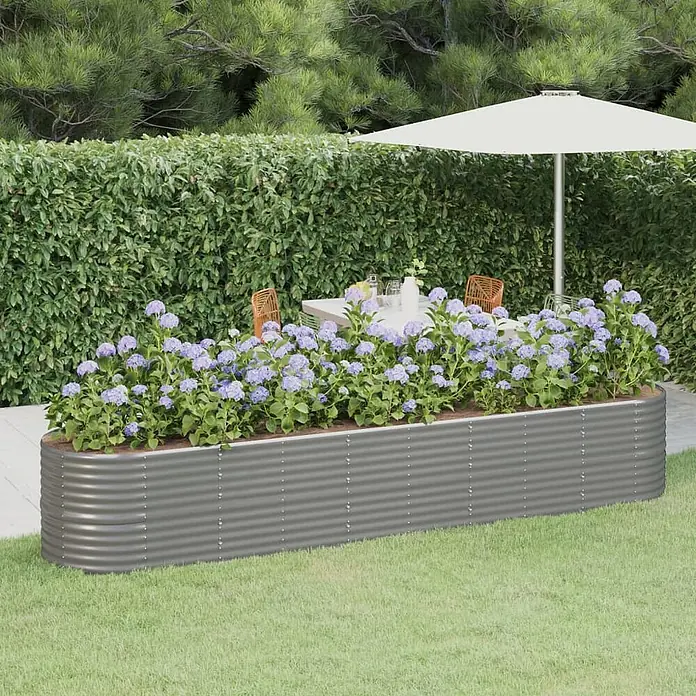 Furnicato Hochbeet - 368 x 80 x 68 cm, Stahl, Grau - Langes graues Hochbeet aus Wellblech, gefüllt mit leuchtend lila Blumen, in einem Garten.