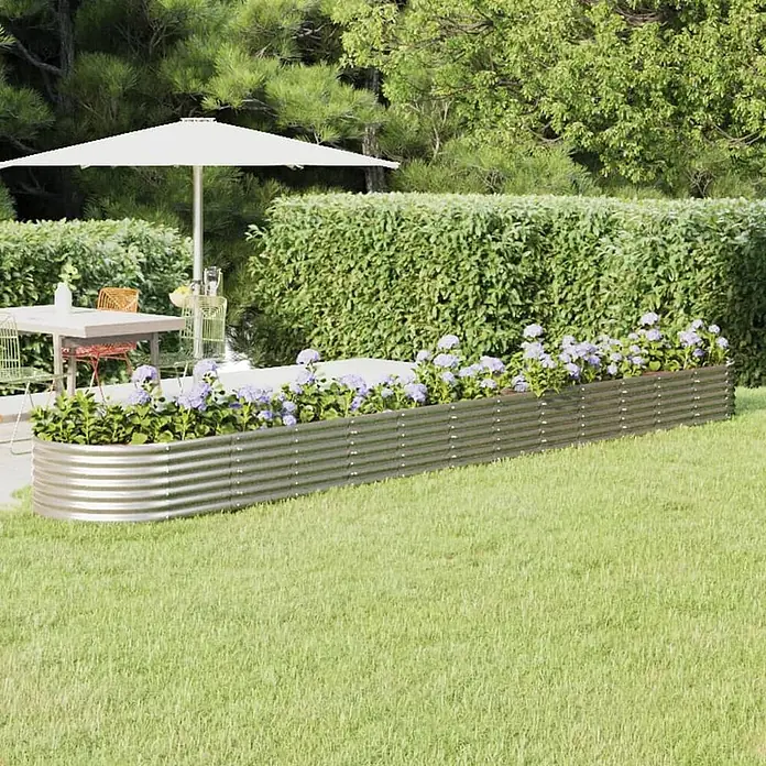 Furnicato Hochbeet - 512 x 512 x 36 cm, Stahl, Silber - Langes, rechteckiges Hochbeet aus gewelltem Metall in Silber, bepflanzt mit lila Hortensien, im Garten.