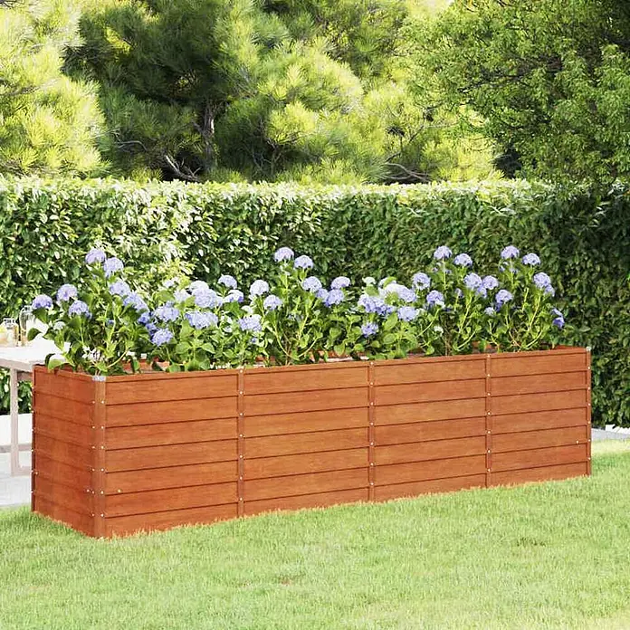 Furnicato Hochbeet - 320 x 80 x 77 cm, Stahl, Braun - Braunes Hochbeet aus Holz mit lila Blumen in einem Garten.