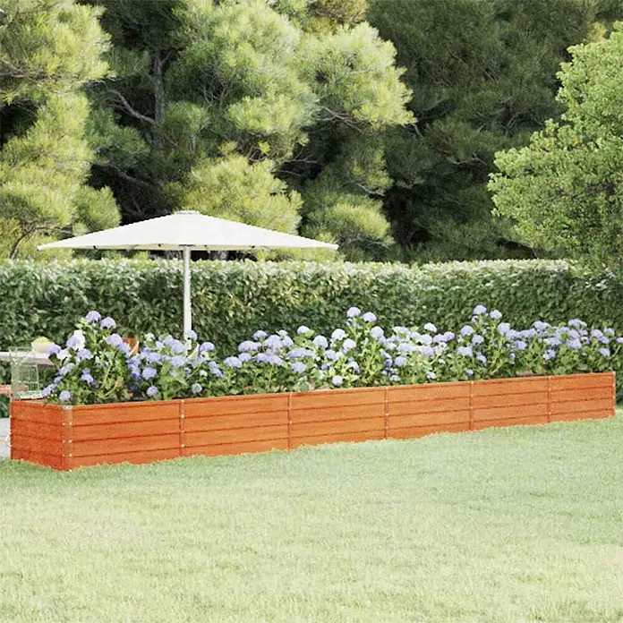 Furnicato Hochbeet - 600 x 80 x 45 cm, Stahl, Braun - Langes, rechteckiges Blumenbeet aus braunem Holz mit hellvioletten Blumen im Garten.