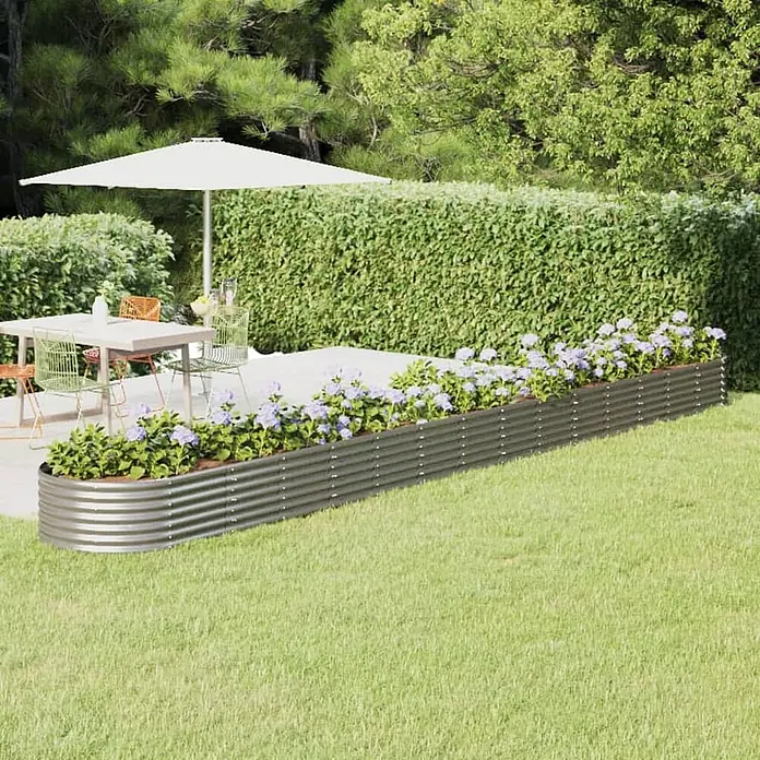 Furnicato Hochbeet - 620 x 80 x 36 cm, Stahl, Silber - Langes, geschwungenes Hochbeet aus Wellblech (verzinkter Stahl) mit lila Blumen im Garten.