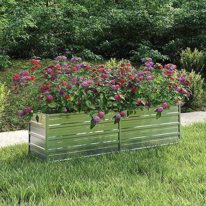 Furnicato Hochbeet - 160 x 40 x 45 cm, Stahl, Silber - Großes, olivgrünes Metall-Hochbeet, gefüllt mit leuchtend roten und violetten Blumen, im Garten.