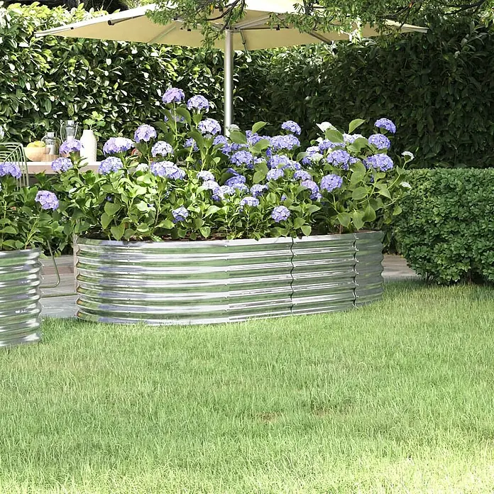 Furnicato Hochbeet - 152 x 80 x 36 cm, Stahl, Silber - Erhöhtes Gartenbeet aus gewelltem verzinktem Stahl, gefüllt mit leuchtend lila Hortensien in einem Garten.