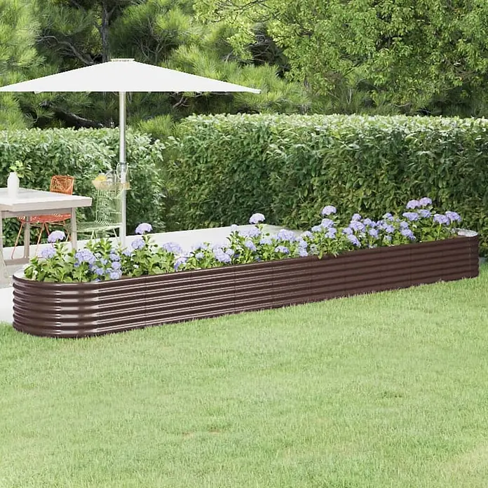Furnicato Hochbeet - 440 x 80 x 36 cm, Stahl, Braun - Langes, geschwungenes, braunes Wellblech-Hochbeet, gefüllt mit lila Blumen im Garten.