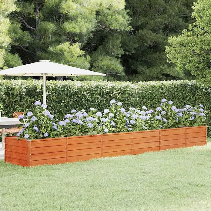 Furnicato Hochbeet - 480 x 80 x 45 cm, Stahl, Braun - Langes braunes Holz-Pflanzgefäß gefüllt mit lila Hortensien, im Garten platziert.