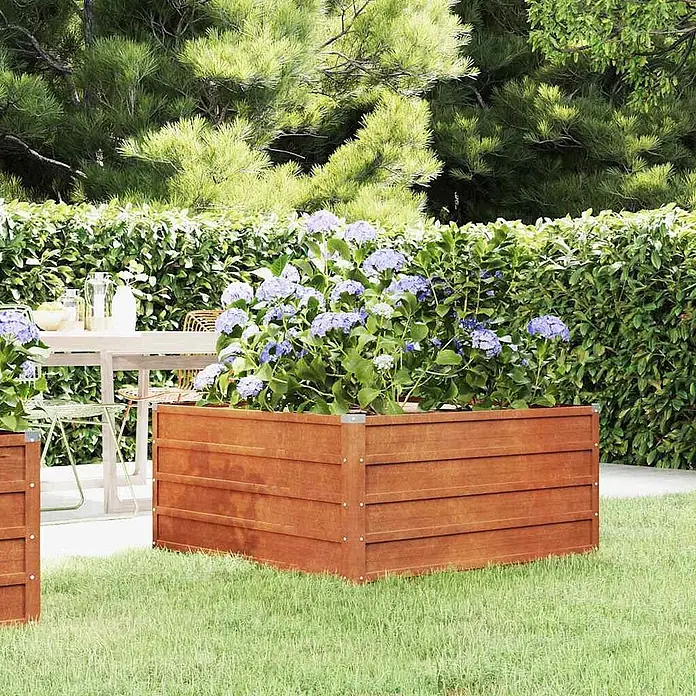 Furnicato Hochbeet - 100 x 100 x 45 cm, Stahl, Braun - Brauner Holz-Pflanzkasten gefüllt mit lila Hortensien, auf Rasen in einem Garten platziert.