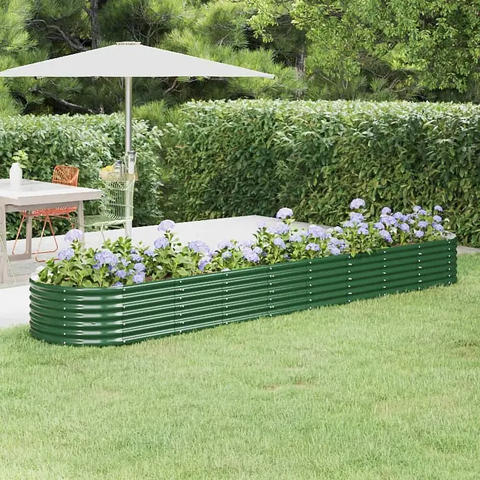 Furnicato Hochbeet - 368 x 80 x 36 cm, Stahl, Grün - Grünes Hochbeet aus Wellblech, mit lila Blumen in einem Garten.