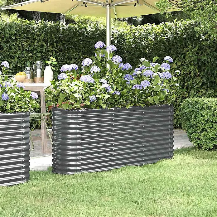 Furnicato Hochbeet - 152 x 40 x 68 cm, Stahl, Anthrazit - Dunkelgraues Hochbeet aus Wellblech mit lila Hortensien in einer Gartenumgebung.