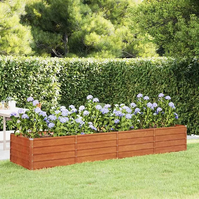 Furnicato Hochbeet - 320 x 80 x 45 cm, Stahl, Braun - Großer brauner Holz-Pflanzkasten, bepflanzt mit blauen Hortensien, in einem üppigen Garten.