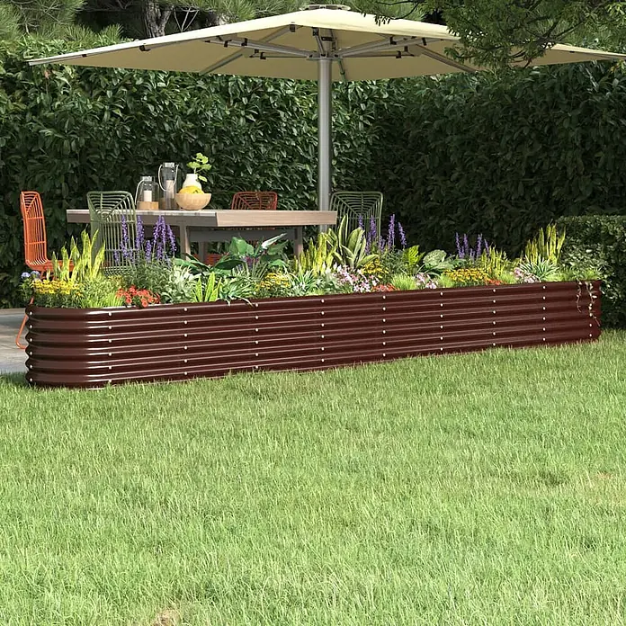 Furnicato Hochbeet - 332 x 40 x 36 cm, Stahl, Braun - Langes, dunkelbraunes Hochbeet aus Wellblech, mit bunten Pflanzen in einem Garten.