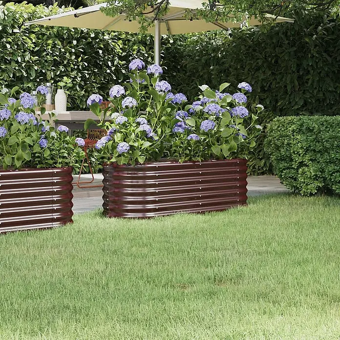 Furnicato Hochbeet - 114 x 40 x 36 cm, Stahl, Braun - Zwei braune Hochbeete aus Wellblech mit lila Hortensien in einem Garten.